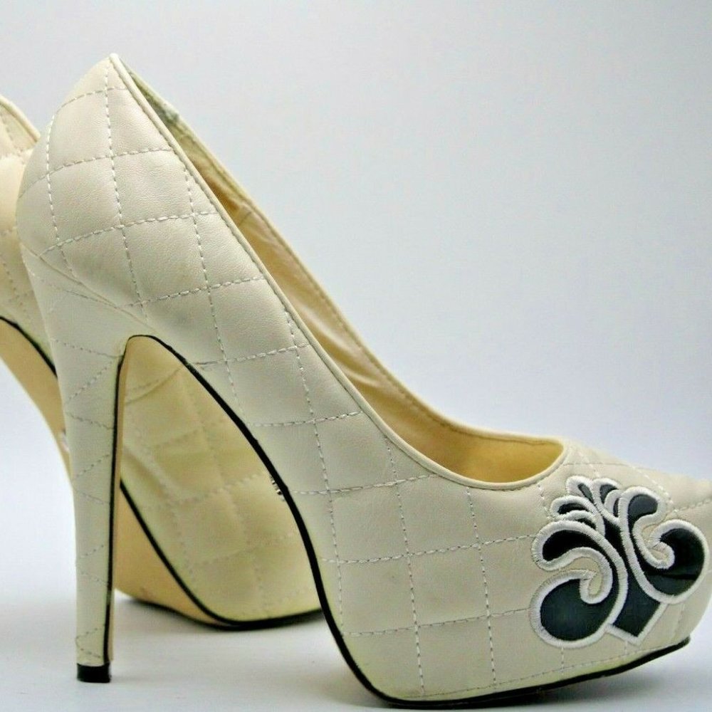Vintage Dereon Groove Quilted Off White/Black Pump Size 9 US  (Used)